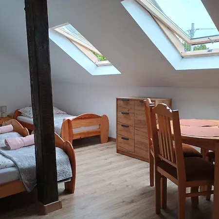 Pod Roza דירה Ledzin